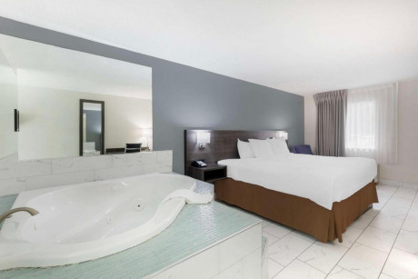 Hot Tub Suite with King Bed
